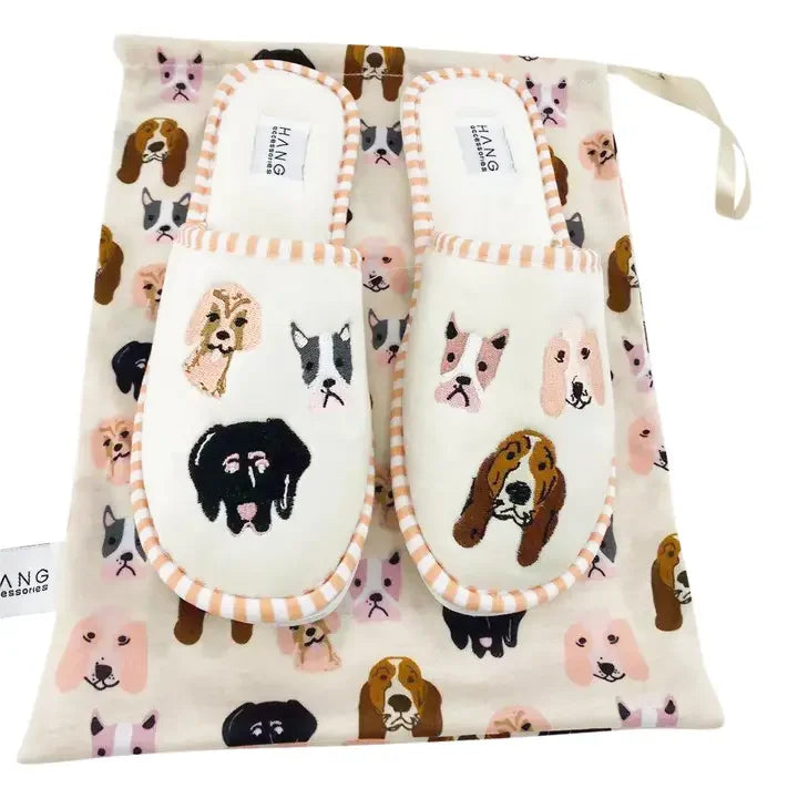 Cozy dog-themed slippers in a stylish bag, featuring various dog breeds, perfect for animal lovers and cozy home days.