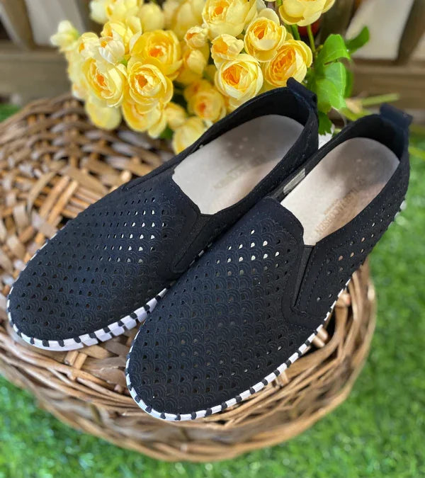 Black Tulip Slip-On 140 by Ilse Jacobsen, stylish shoes for coastal boutiques, perfect for beach dresses and tropical vacations.