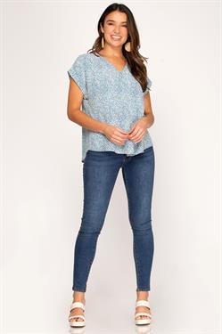 I FEEL TEAL TOP model wearing trendy coastal style outfit from Raggdoll Boutique, perfect for summer outfits Texas.