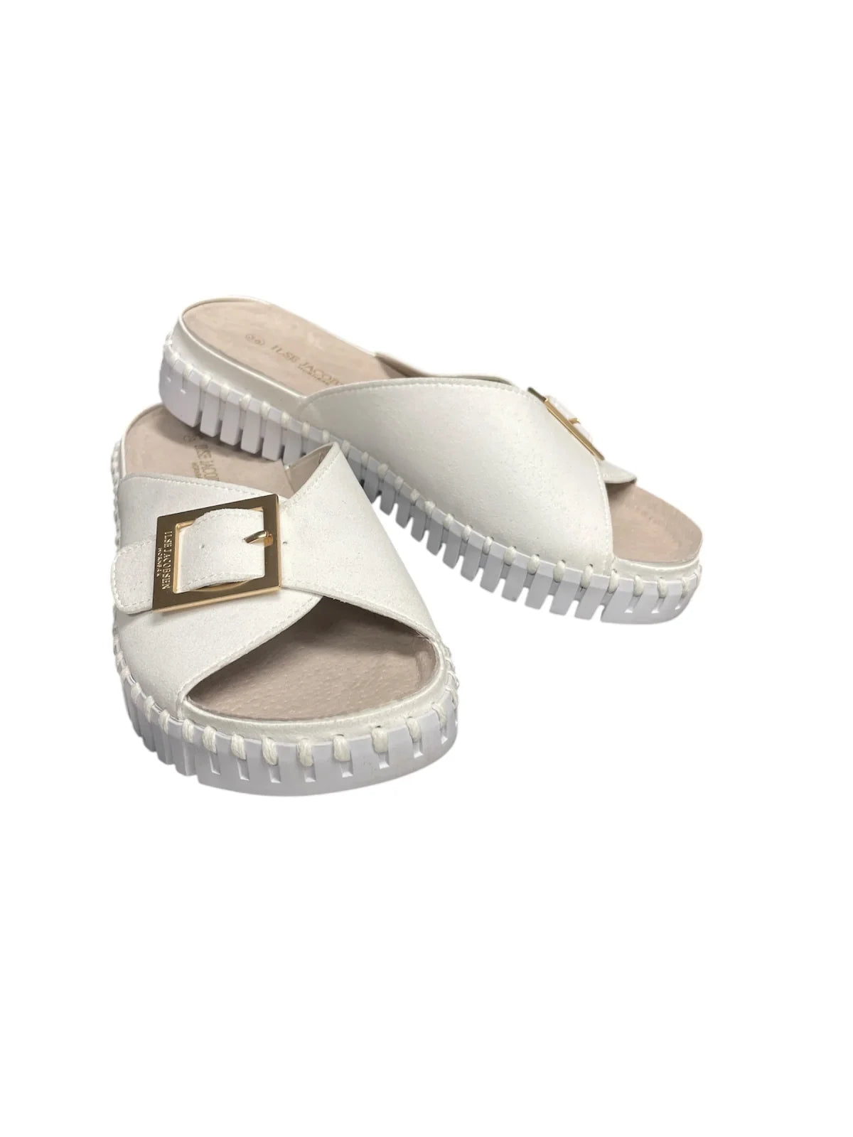 Ilse Jacobsen One-Buckle Sandal in white, perfect for summer outfits and coastal boutique clothing. Comfortable and stylish for beach days.