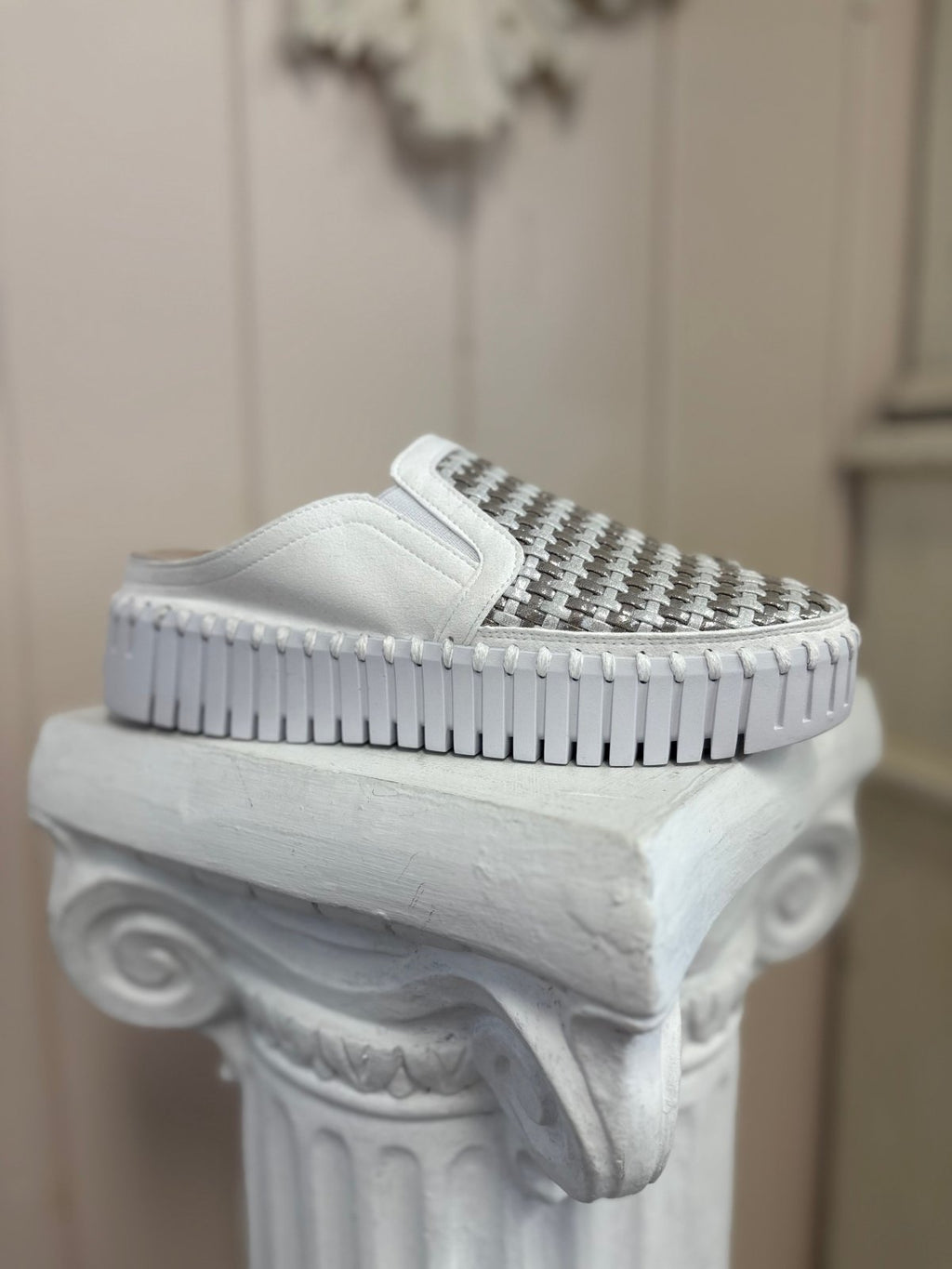 White/Silver Wedge Slip-on Tulip