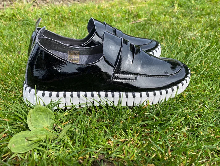 BLACK SHINY LOAFER TULIP by ILSE JACOBSEN 3865 on green grass, perfect for trendy coastal style and summer outfits Texas.