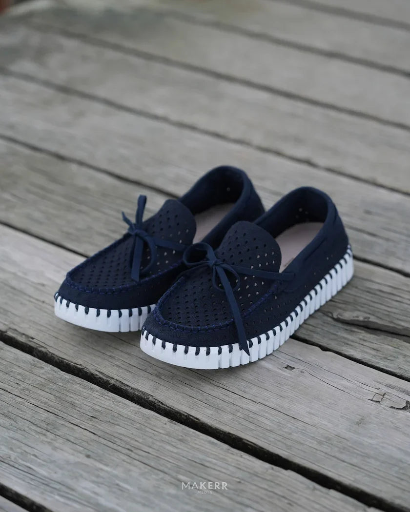 Dark indigo Ilse Jacobsen boat shoes, perfect for coastal boutique clothing and stylish beach outings.