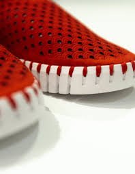 Stylish DEEP RED TULIPS by Ilse Jacobsen, perfect travel shoes with breathable design, ideal for coastal boutiques and vacations.