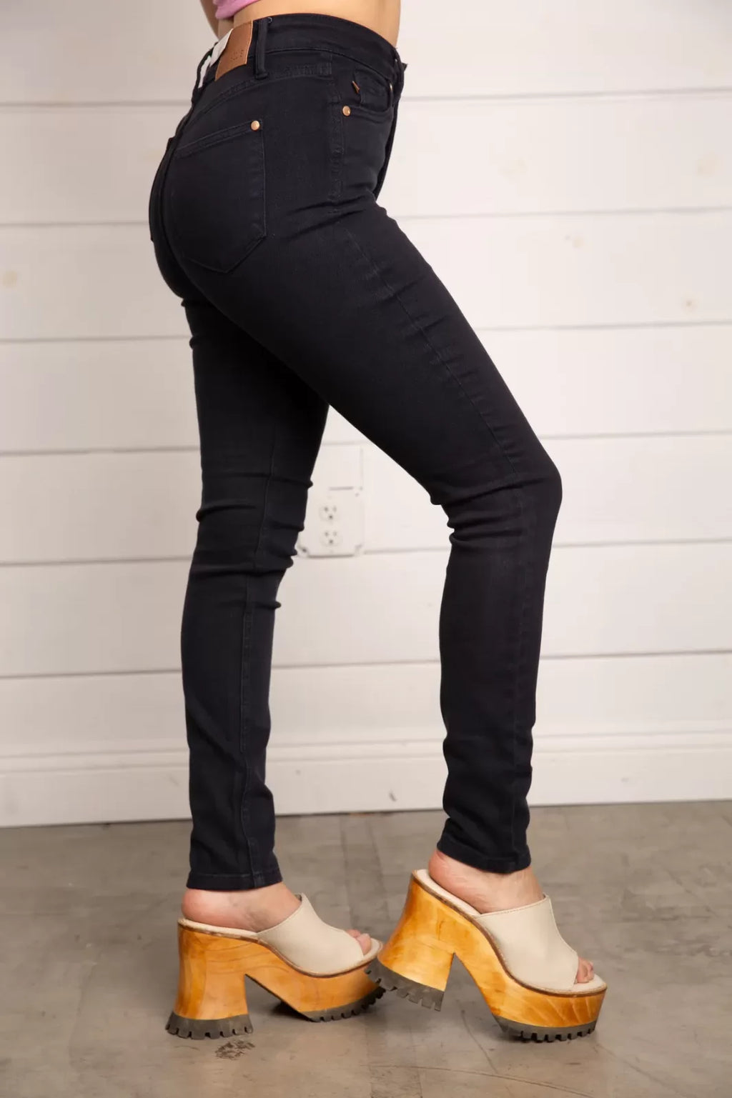 JUDY BLUE HW TUMMY CONTROL SKINNY-NAVY paired with trendy shoes from Raggdoll Boutique.