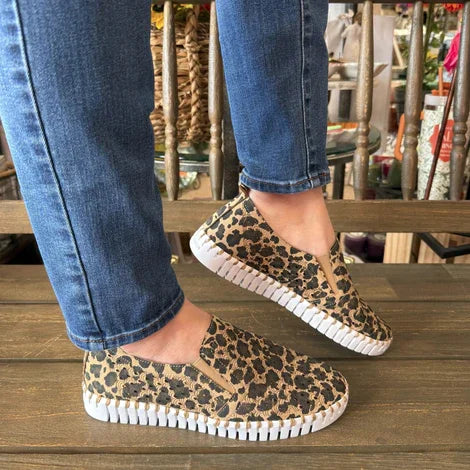 LATTE LEO TULIPS by ILSE JACOBSEN slip-on shoes in leopard print, perfect for trendy coastal style.
