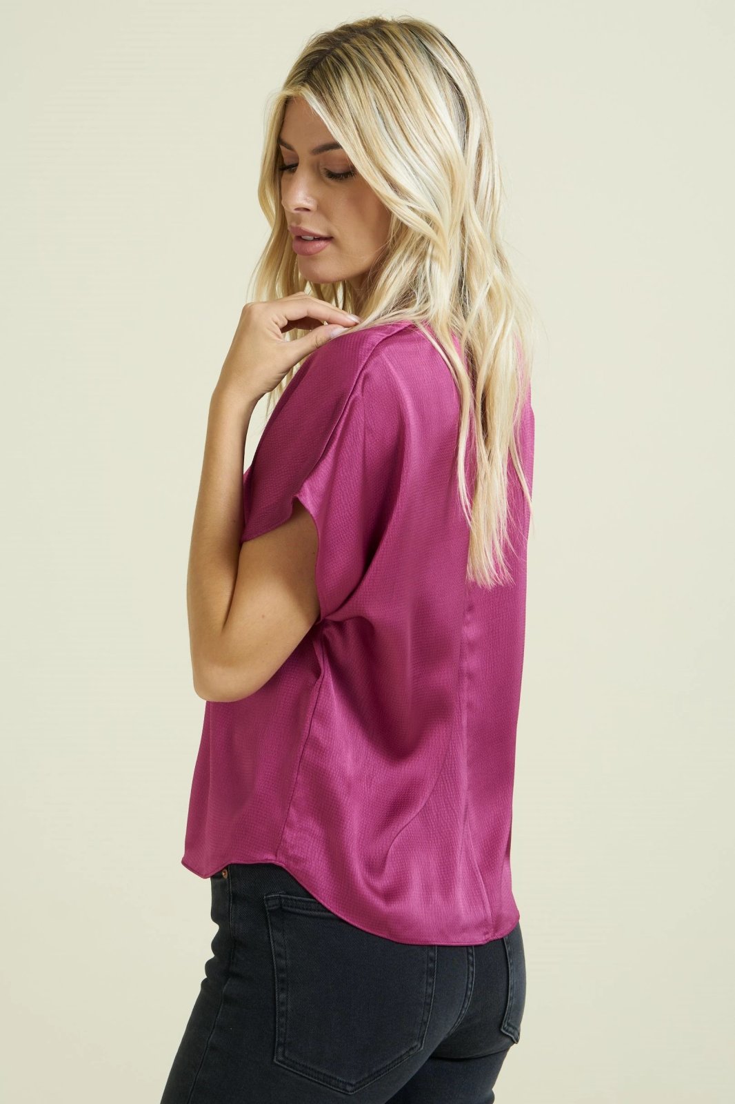 MAGENTA TEXTURED SATIN TOP from Raggdoll Boutique, perfect for summer outfits Texas and trendy coastal style.