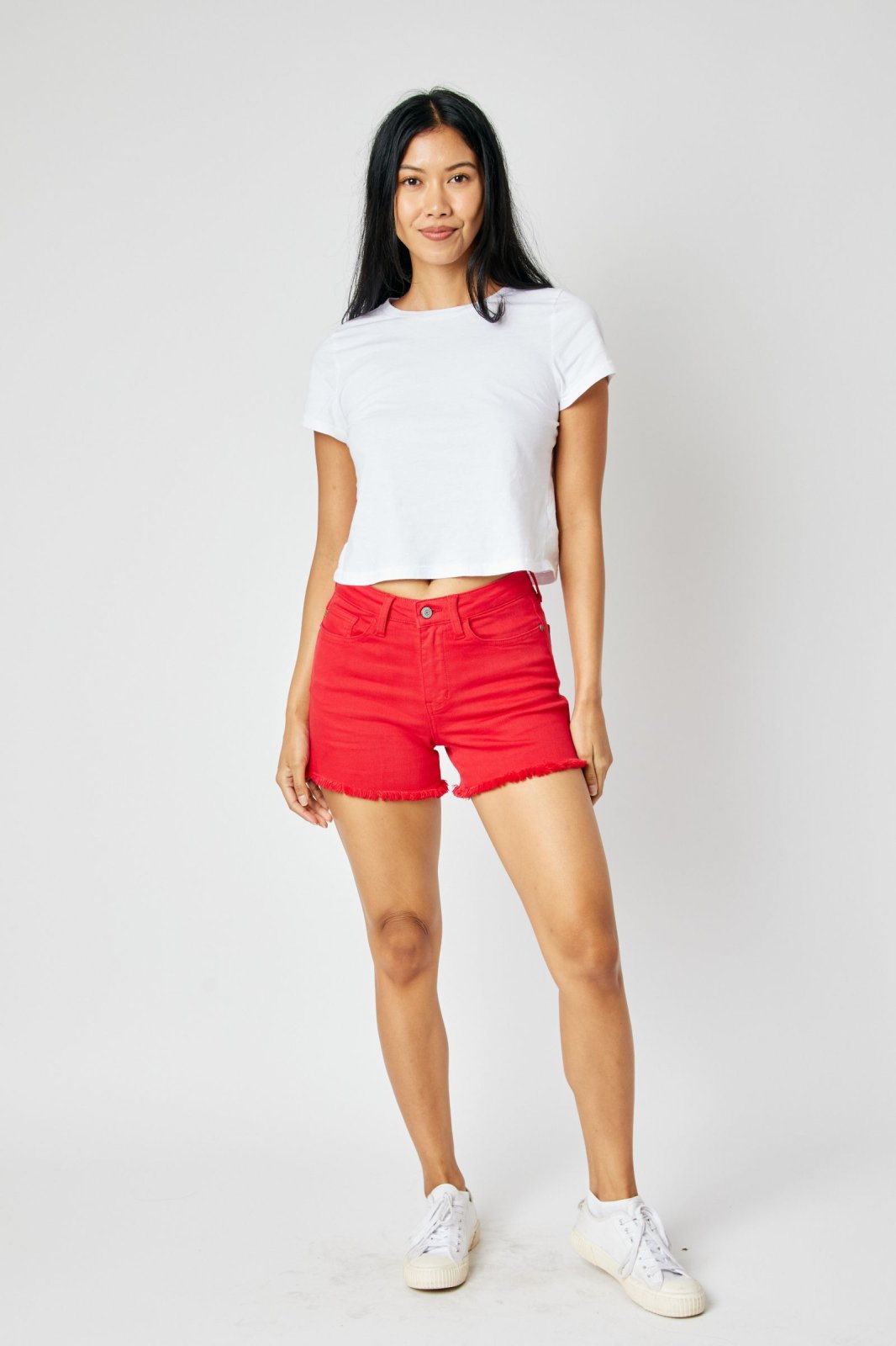JUDY BLUE FRAYED HEM SHORT-RED model wearing trendy summer outfit at Raggdoll Boutique