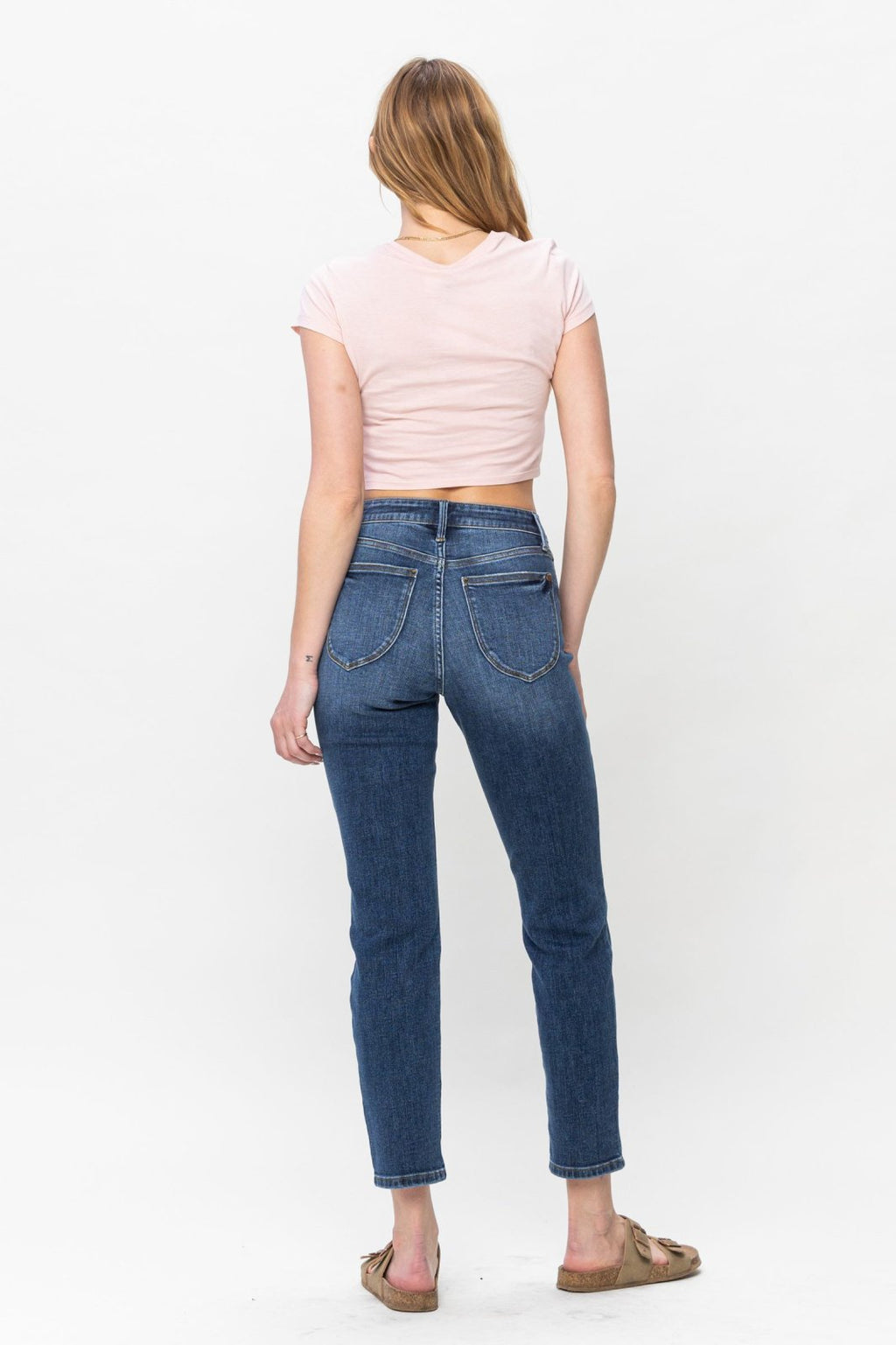 JUDY BLUE HW SHIELD BACK POCKET SLIM-DARK worn with a pink crop top, showcasing a trendy coastal style.