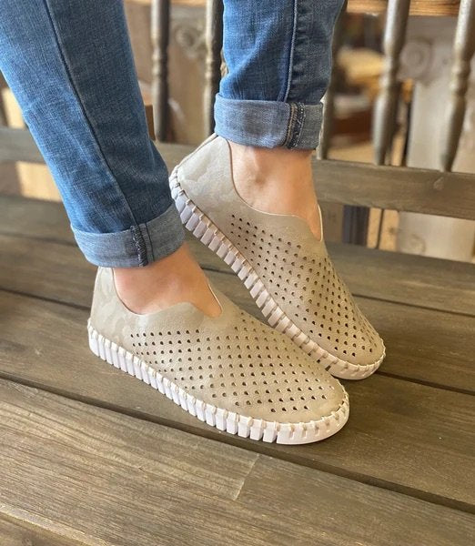 SAND PILE TULIPS by ILSE JACOBSEN 3565 women's trendy shoes at Raggdoll Boutique, perfect for coastal fashion outfits.