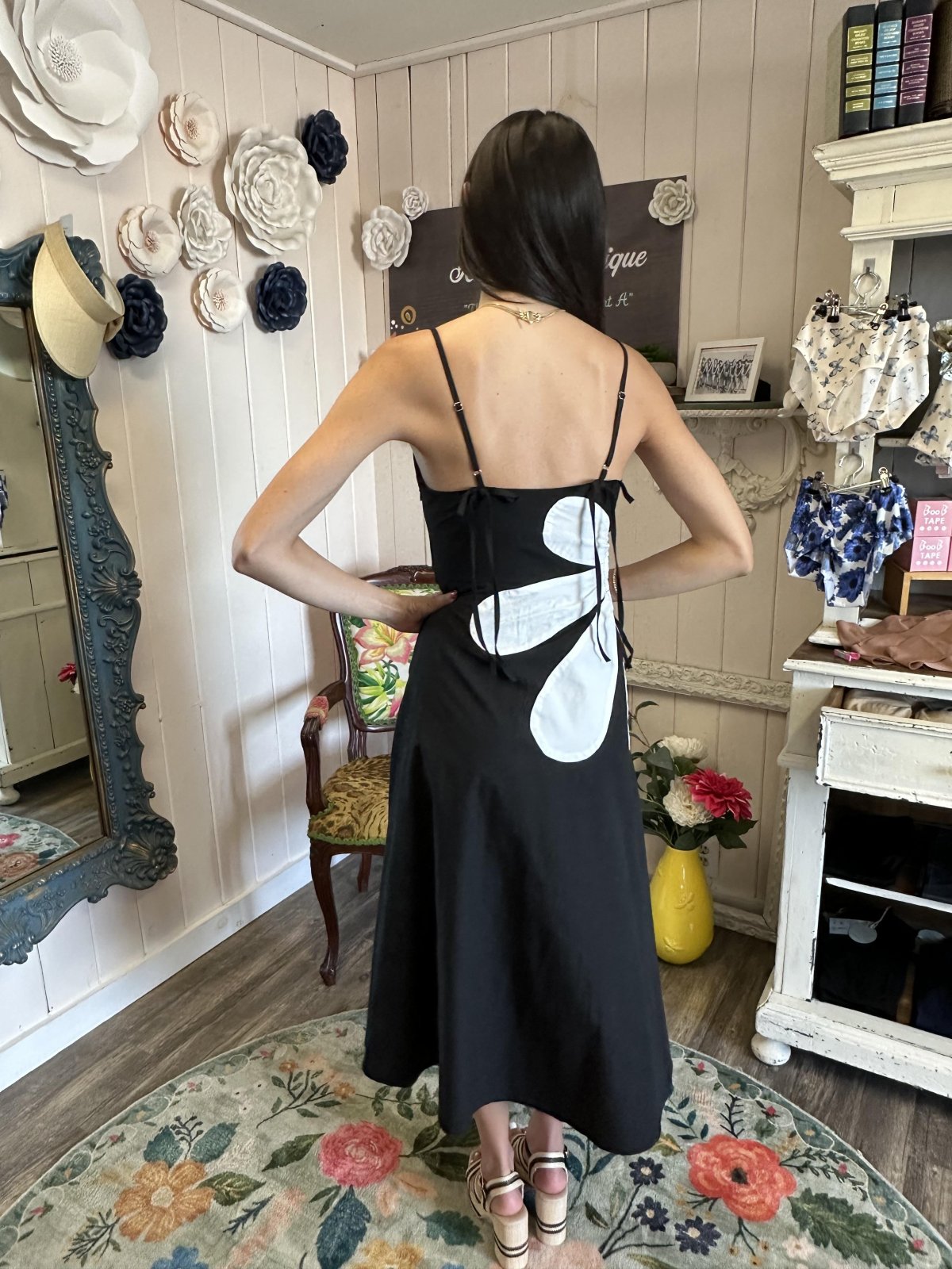 Chic black and off-white sleeveless Abigail Dress showcased at a coastal boutique, perfect for tropical vacations and curvy styles.