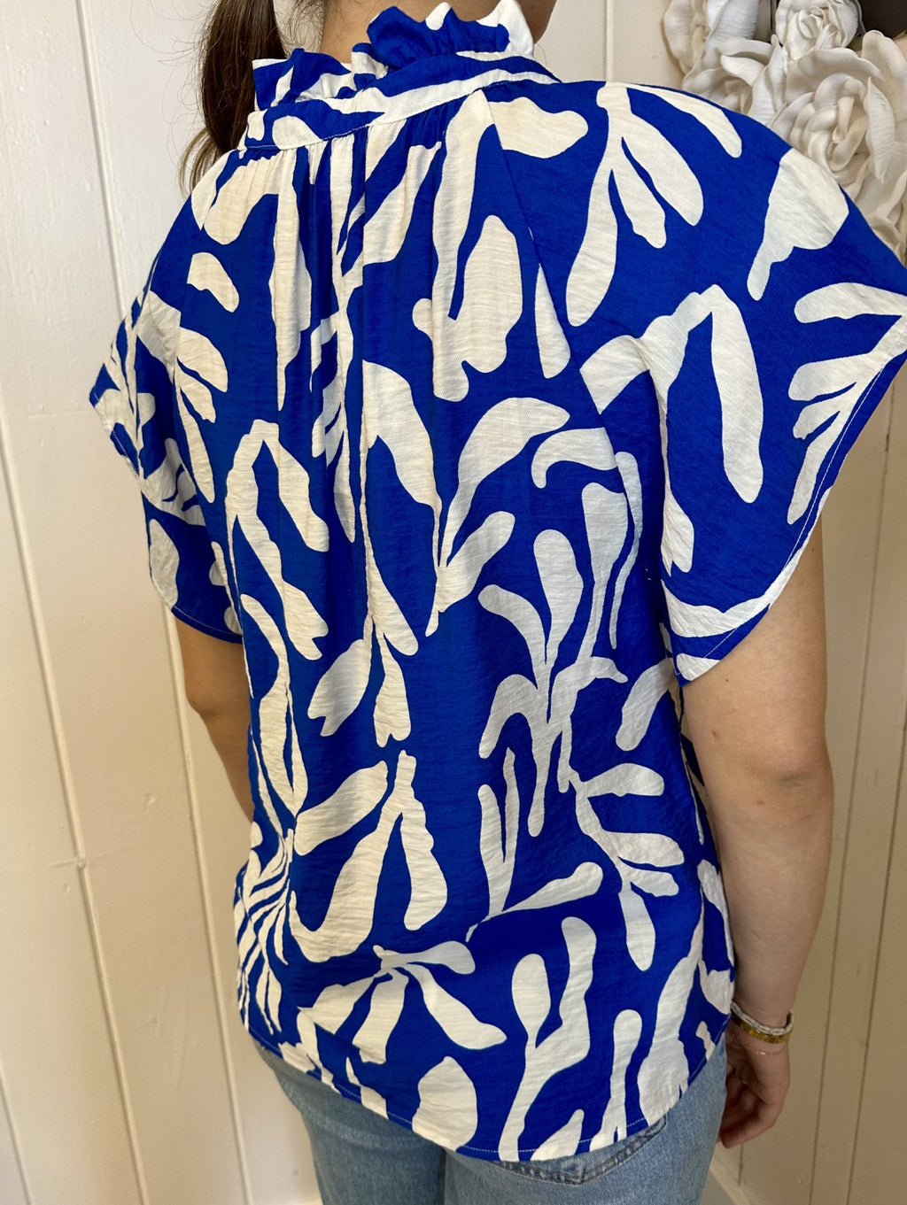 Back view of THML Royal/White Top, perfect for coastal boutique clothing and tropical vacation dresses.