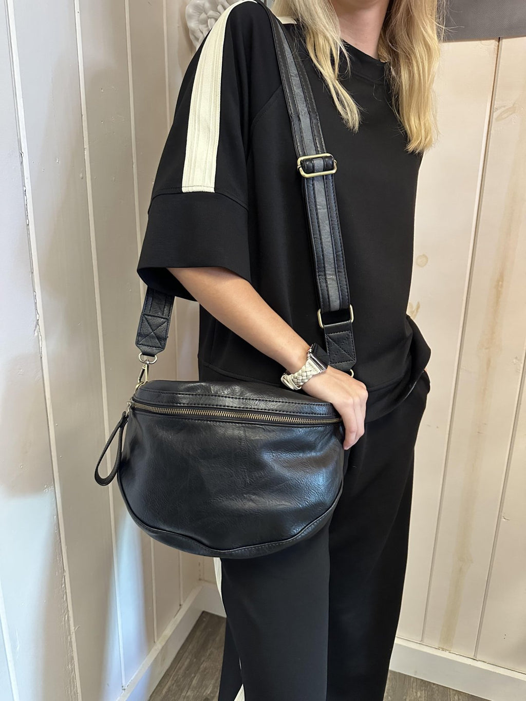 Laura- Black Sling Bag