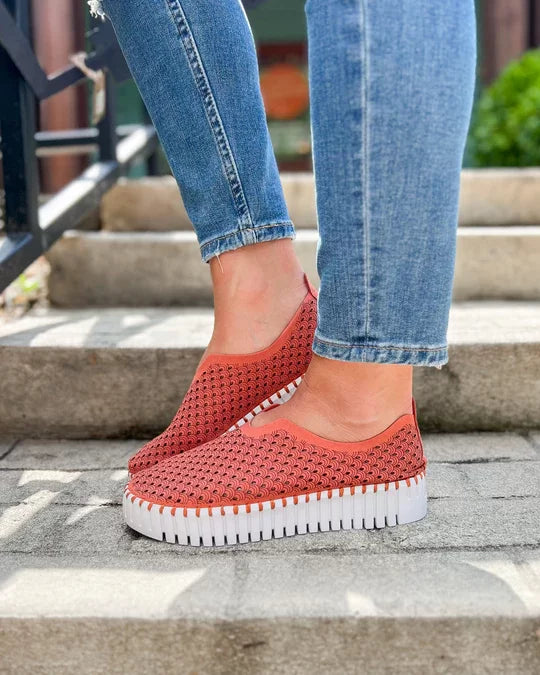 LIGHT BRICK PLATFORM TULIP by ISLE JACOBSEN 3373 showcased on stylish feet with denim, perfect for coastal fashion.