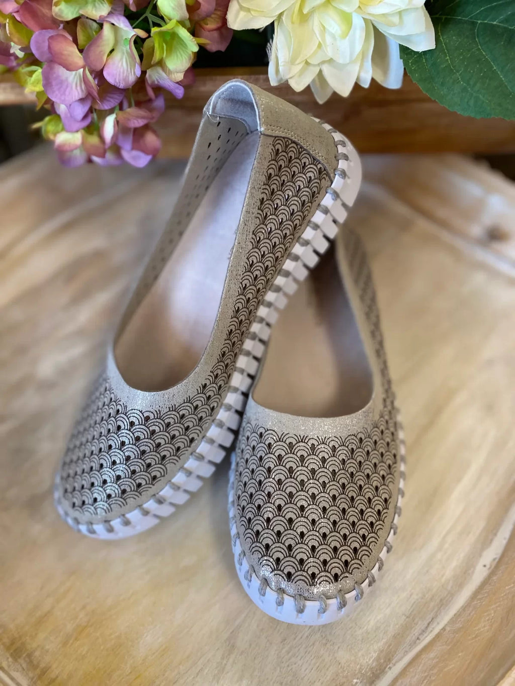 SILVER FLATS TULIPS by ILSE JACOBSEN U0026 featured at Raggdoll Boutique, Port Aransas coastal fashion.