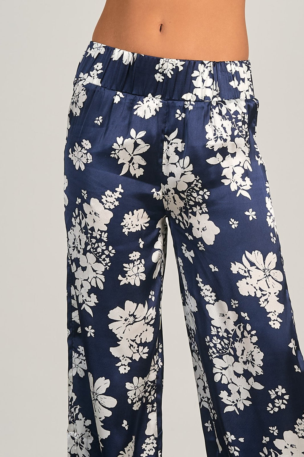 ELAN CAPRI PRINT NAVY PANTS from Raggdoll Boutique, perfect for summer outfits Texas and trendy coastal style.