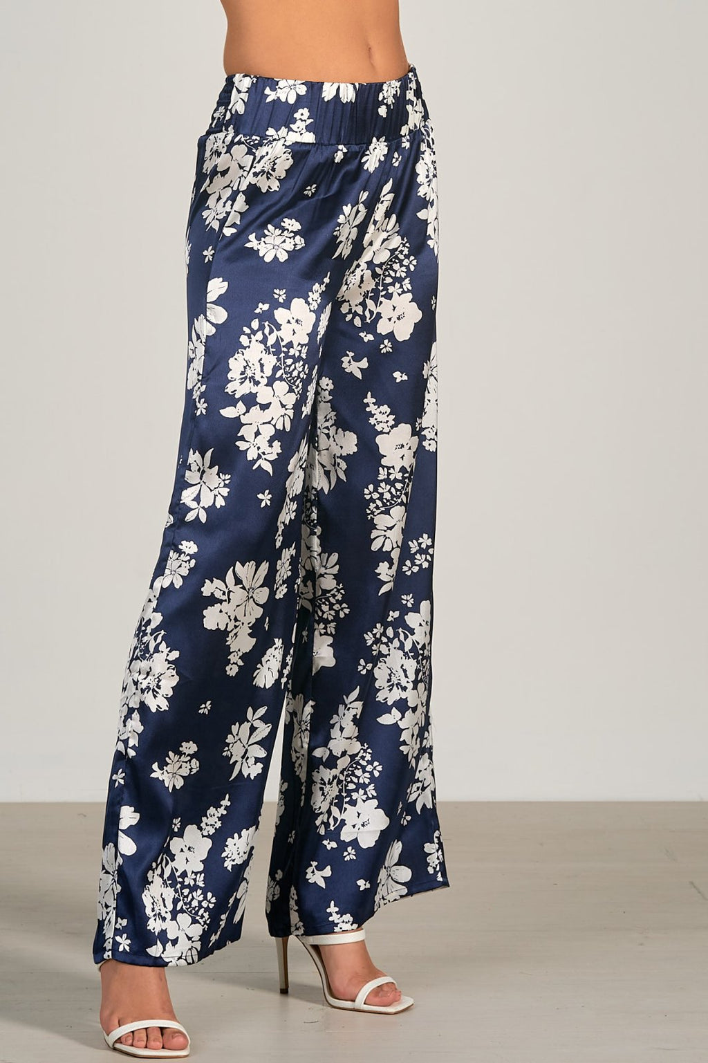 ELAN CAPRI PRINT NAVY PANTS paired with stylish sandals, ideal for a trendy coastal style from Raggdoll Boutique.