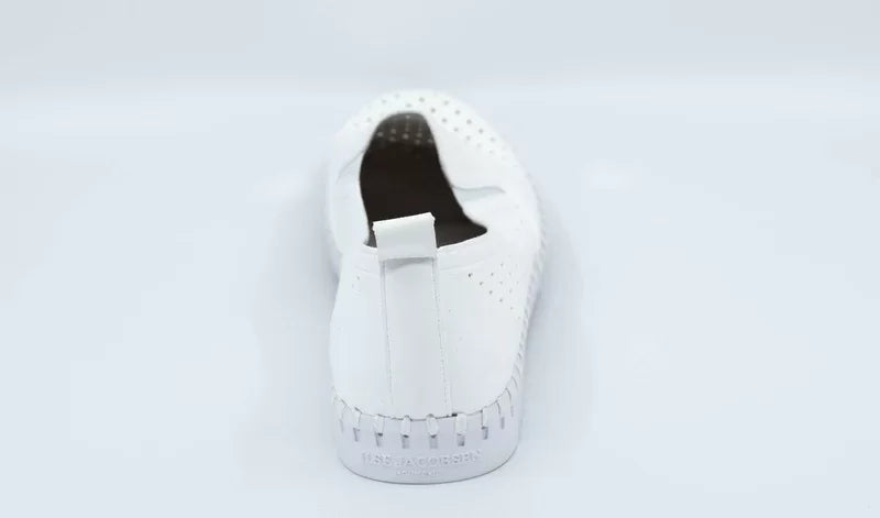 WHITE TULIPS by ILSE JACOBSEN 140 white slip-on shoe with flexible rubber sole, perfect for summer outfits Texas.