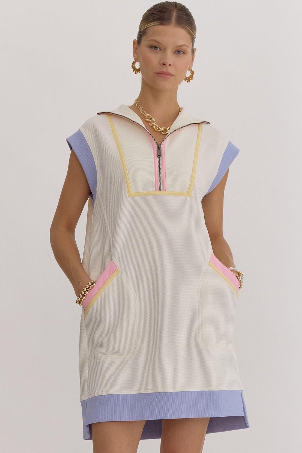 Stylish Kelly Dress with pockets in coastal colors, perfect for tropical vacations. Ideal for curvy plus size fashion.