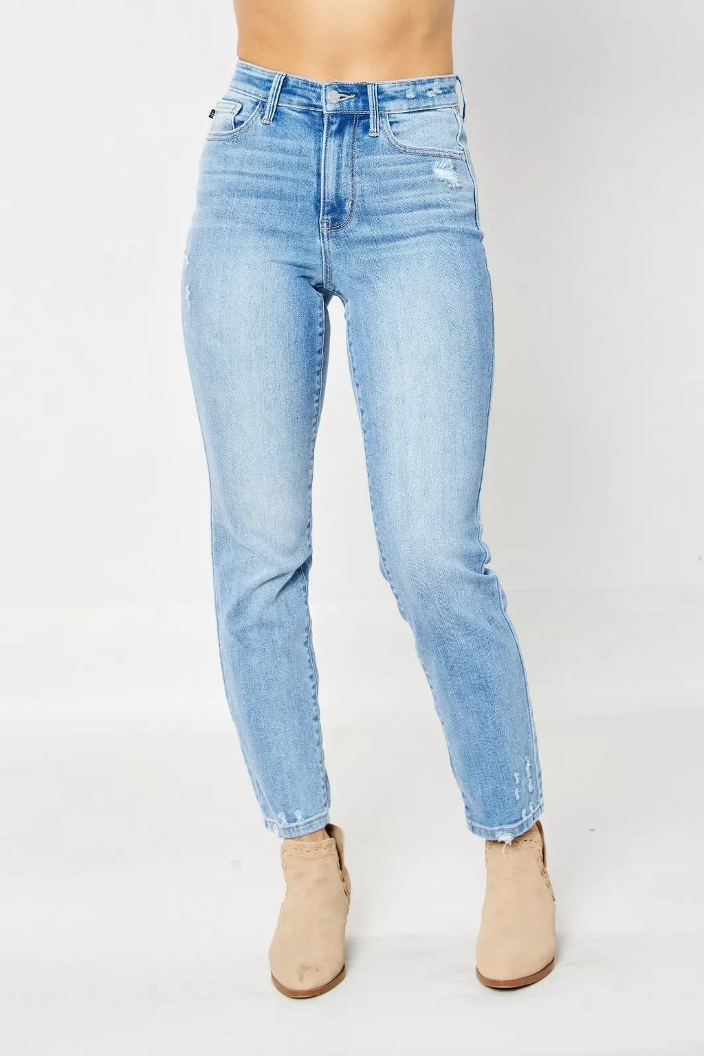 JUDY BLUE HW DESTROY & BACK HEM DART SLIM JEAN model wearing high waisted slim fit jeans styled for summer outfits Texas.