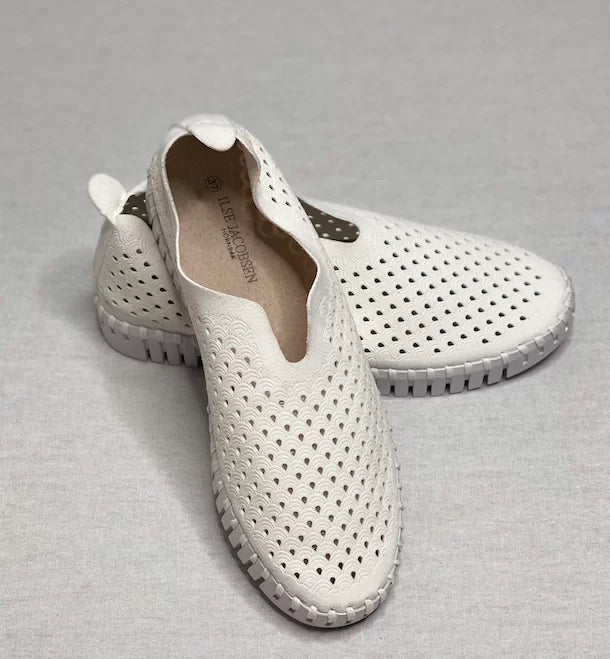 WHITE TULIPS by ILSE JACOBSEN 139 slip-on shoes showcasing trendy coastal style for summer outfits Texas at Raggdoll Boutique.