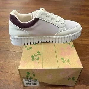 SNEAKERS-LACE UP TULIPS-GRAY LILAC by ILSE JACOBSEN 4092  (934) displayed next to its packaging.